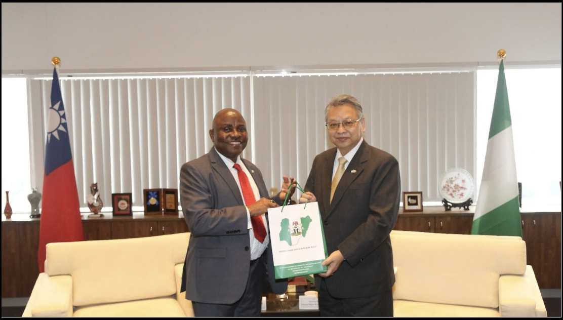 In 2022, Ibrahim Akopari Ahmed, former Nigerian diplomat at the Nigeria Trade Office in Taiwan, gifts Deputy Mayor of Taichung Bruce Linghu