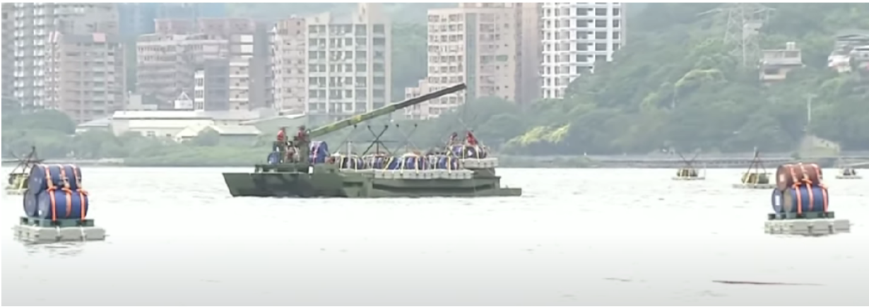 Personnel of the ROC Army’s 53rd Engineer Group place obstacles in the Tamsui River (northern Taiwan) to block access to the river by enemy amphibious forces (July 12)