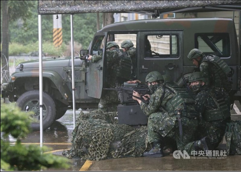 Reservists assigned to the ROC Army’s 206th Infantry Brigade conduct a training evolution simulating the defense of a logistics site in Taoyuan (July 11)