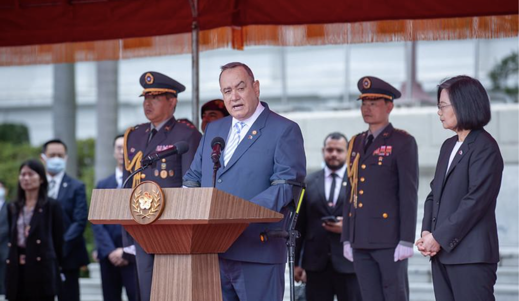 Then President of Guatemala Alejandro Giammattei and then Taiwan President Tsai Ing wen appear together during the former’s visit to Taiwan (April 25, 2023)