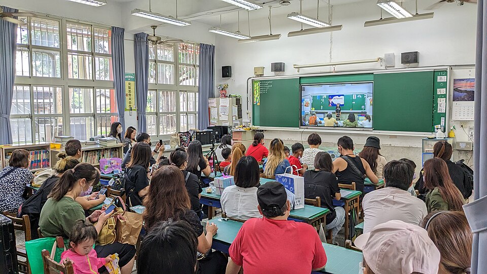 Parents_at_a_classroom_in_the_Tanzi_Elementary_School_2023-05-27 Parents at a classroom in the Tanzi Elementary School 2023 05 27