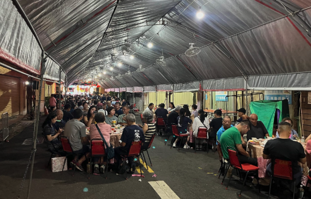 A traditional Taiwanese street banquet (辦桌) in Tainan attended by the author. A number of politicians competing for loc A traditional Taiwanese street banquet (辦桌) in Tainan attended by the author. A number of politicians competing for loc