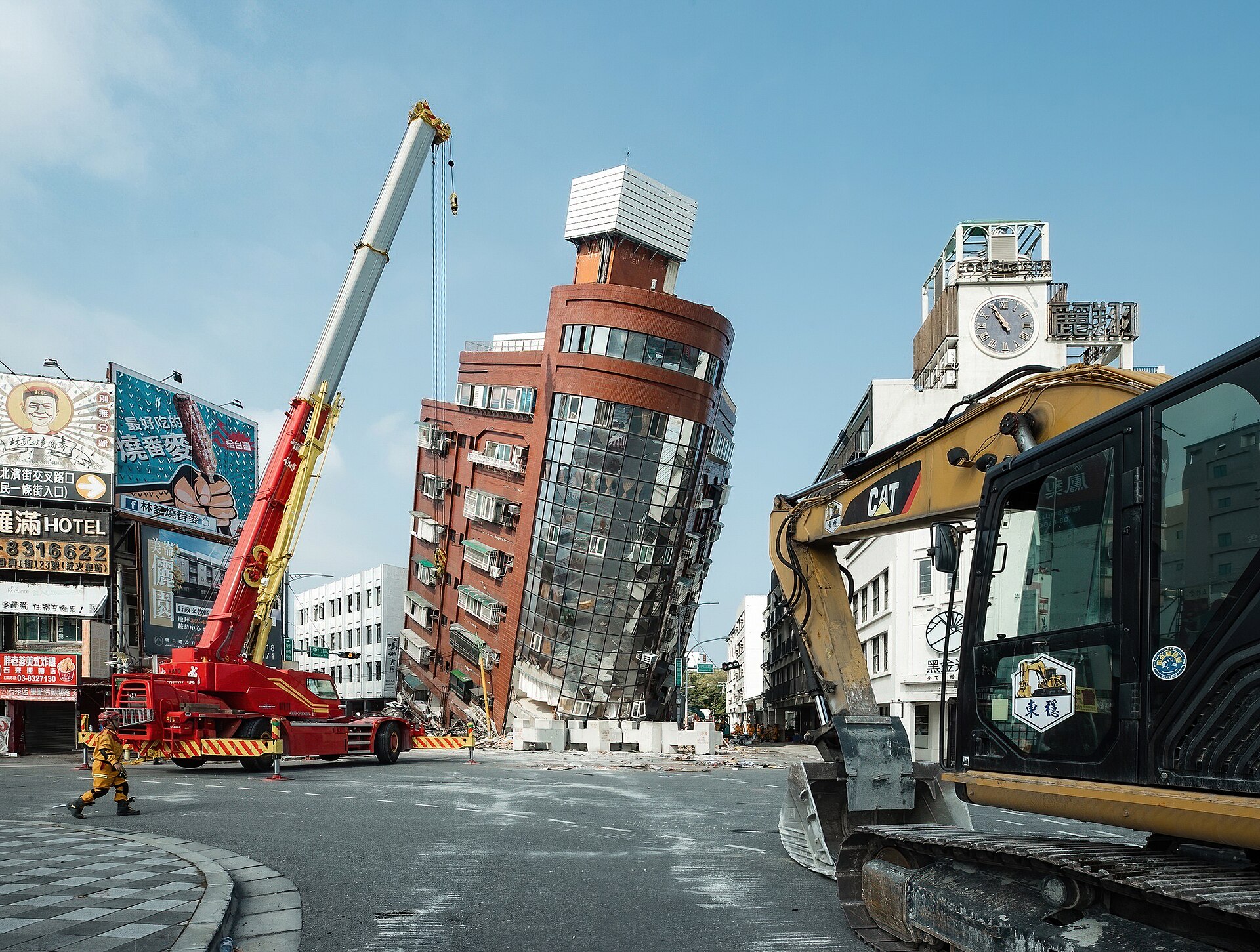 Rescue_workers_near_the_semi-collapsed_ten-story_Uranus_Building_on_Xuanyuan_Road_after_the_2024_Hualien_earthquake Rescue workers near the semi collapsed ten story Uranus Building on Xuanyuan Road after the 2024 Hualien earthquake